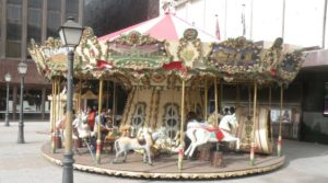 Otro bello carrusel que mantiene Madrid todo el año es el de la calle Serrano. También de estilo retro y recargado, cuenta con elefantes, tigres, camellos, góndolas, carrozas, e incluso, un cerdo volador,  y las vueltas en este zoo de madera se acompañan con un hilo musical infantil.