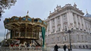 El carrusel temporal de la Plaza de Oriente, tiene dos pisos, y comparte estética vintage, aunque bastante más recargado. Impresionante y bonito resulta difícil no caer en la tentación de subirse a alguno de sus pisos.