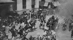 Fotografía histórica de segundos después del atentado contra el rey Alfonso XIII y Victoria Eugenia, cuando la comitiva real se dirigía de vuelta de la iglesia de los Jerónimos al Palacio Real de Madrid, por parte del anarquista Mateo Morral. Fue tomada por un joven estudiante de medicina, Eugenio Mesonero Romanos.