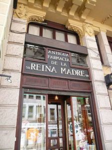 Fachada de la 'Antigua Farmacia de la Reina Madre', en el número 59 de la calle Mayor.