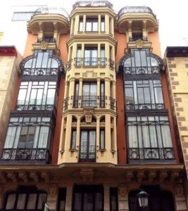 Edificio de estilo modernista sito en el número 59 de la calle Mayor, y en él que se encuentra la 'Antigua Farmacia de la Reina Madre', obra de Jesús Carrasco-Muñoz Encina. 