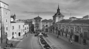 Así era la plaza de La Villa en 1954, con un vehículo estacionado en la calle de Madrid, bajo La Torre de Los Lujanes, donde comienza la calle del Codo (a la izquierda de la imagen). Al fondo La Casa de Cisneros y arranque de la calle  del Cordón, A la derecha La Casa de la Villa y en el centro el monumento a  Don Álvaro de Bazán.