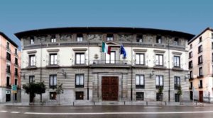 El Palacio de Abrantes , en el numero 86 de la calle Mayor, construido entre 1653 y 1655 por el arquitecto Juan Maza, y que actualmente acoge al 'Instituto Italiano de Cultura de Madrid'.