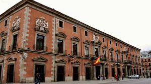 El Palacio de Uceda, sede de la Capitanía General de Madrid, se encuentra en el número 79 de la calle Mayor. Se trata de un inmueble de grandes dimensiones, que en su época compitió en envergadura y señorío con el antiguo Alcázar antes de que éste se convirtiera en el actual Palacio Real. De morfología sencilla, el material empleado es piedra y ladrillo.