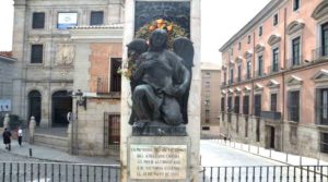 Al lado del palacio de Uceda, justo enfrente desde donde Mateo Morral arrojó la bomba, se encuentra monumento que recuerda el atentado sufrido por sus altezas Dña. Victoria Eugenia y D. Alfonso XIII al retorno de su boda y a las víctimas que ocasionó.