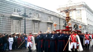 Imagen del Santísimo Cristo de la Fe, conocido popularmente como el Cristo de los Alabarderos, y que se guarda en la Catedral Castrense (iglesia del Sacramento). Realiza su estación de penitencia en la tarde del Viernes Santo, haciendo su salida por la puerta del Príncipe del Palacio Real de Madrid. En la imagen la procesión en la calle de Bailén.