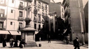 La plaza de Puerta Cerrada, con la calle Tintoreros al fondo, a principios del siglo XX.