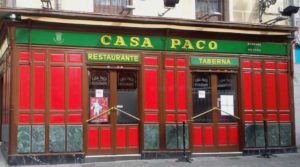 La taberna-restaurante Casa Paco, tasca que destaca por su colorida fachada, y que se encuentra en el número 11 de la plaza de Puerta Cerrada.