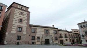 La Casa y Torre de los Lujanes, edificios que se consideran de los más antiguos de Madrid (siglo XV), y en que se encuentra la sede de la Real Academia de Ciencias Morales y Políticas. A la izquierda de la torre puede verse el nacimiento de la calle del Codo.