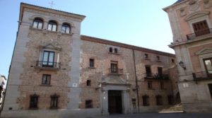 La Casa de Cisneros es uno de los edificios más antiguos de Madrid (data del siglo XVI). A la derecha de la imagen se puede ver el pasadizo que se construyó para acceder desde la Casa de la Villa.