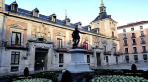 Monumento a don Alvaro de Bazán, que preside la plaza de la Villa. Al fondo la Casa de la Villa y la calle Mayor.