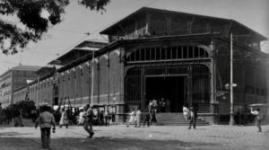 El mercado de La Cebada en una foto de principios del siglo XX. Este mercado, inaugurado en 1875, se construyó en hierro y cristal, estando inspirado en el mercado de Les Halles en París.