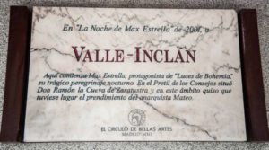 Placa dedicada a  la obra esperpéntica 'Luces de Bohemia' de D. Ramón del Valle-Inclán.