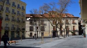 La plaza del Conde de Barajas (donde he vivido de pequeño en la finca señalada por la flecha) y, al fondo, el 'Archivo Histórico Diocesano de Madrid', que cuando vivía allí era el Palacio Arzobispal, al que tenían que acudir todo el que quería casarse, por lo que había un dicho: 'Él que no pasa por la calle de la Pasa, no se casa'.