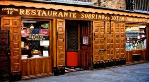 En la calle Cuchilleros y en su número 17, se encuentra el que es, según el Libro Guinness World Records, el restaurante más antiguo del Mundo, Casa Botín. Fue fundado en 1725, y desde entonces su viejo horno de leña ha funcionado ininterrumpidamente.