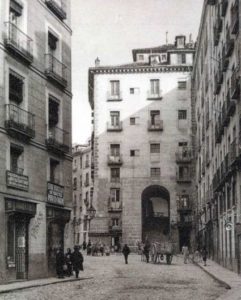 El Arco de Cuchilleros en una foto de 1919.