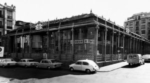 En la imagen el mercado de San Miguel, situado en la plaza de San Miguel, plaza aledaña la calle Mayor, en el año 1969. Inaugurado en 1916, el mercado de San Miguel es el único mercado  de la denominada arquitectura del hierro  que ha llegado hasta nuestros días, una vez desaparecidos los formidables ejemplos de La Cebada, La Paz y Los Mostenses.