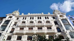 Edificio de estilo modernista, sito en el número 16 de la calle Mayor y, construido en el año 1909  para la compañía 'La Colonial'.