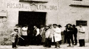 La Posada del León de Oro, se edificó apoyada a la fachada exterior de la muralla cristiana, proceso que se inicio a mediados del siglo XVI.