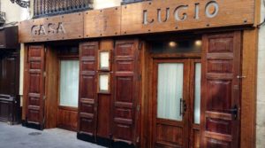 El restaurante Casa Lucio, en la Cava Baja, es uno de los restaurantes más notorios de la capital, tiene fama por sus huevos rotos y su notoria clientela.