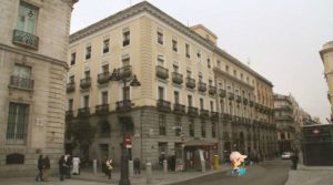 La Casa del Cordero, en el nº 1 de la calle Mayor (esquina con la Puerta del Sol), y que en sus cuarta y quinta plantas albergaba mi colegio.