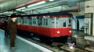 Mi diversión favorita al salir del colegio (sito en la 'Casa de Cordero'), era el juego del escondite usando toda la red del ferrocarril metropolitano de Madrid, a la que accediamos por la estación de Sol, (entonces la Red era pequeña, no como ahora, tenía sólo 4 líneas y el ramal Opera - Norte). En la imagen, andenes asimétricos de la estación de Sol con un tren dispuesto a iniciar la marcha hacia la estación de Gran Vía.