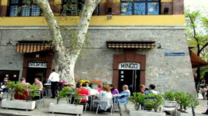 En verano, la terraza exterior, y el frescor del próximo río, hacen de esta una lugar deseado por muchos madrileños.