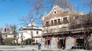 Casa Mingo se encuentra justo enfrente de la Ermita de San Antonio de la Florida, situada el la plaza del mismo nombre, y que, además de estar decorada por frescos del famoso pintor, también guarda los restos de Francisco de Goya.