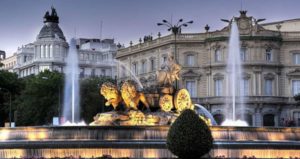 La fuente de Cibeles, con el Palacio de Linares al fondo.