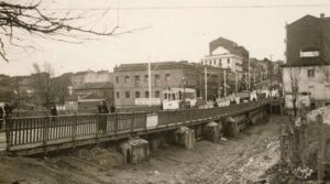 El Puente de Ventas sobre el arroyo Abroñigal, en la llamada Avenida de Aragón, atravesado por el tranvía que se dirigía a la Plaza de Toros.