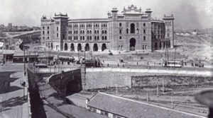 La Plaza de Toros de las Ventas era el límite de la ciudad de Madrid en la primera mitad del siglo XX. Se la llamó por este nombre por las numerosas ventas que la rodeaban.