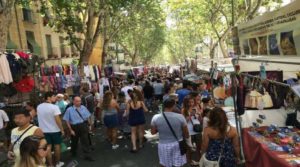 Vista en la actualidad de la Ribera de Curtidores (denominada antiguamente como calle de las Tenerías), eje principal de El Rastro y que, desciende hacía el río Manzanares.