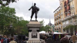 La plaza de Cascorro, presidida por la estatua de Eloy Gonzalo (conocido como 'Cascorro'), héroe de la guerra de Cuba de finales del siglo XIX, de donde arranca la Ribera de Curtidores, vía principal de El Rastro. En la imagen vemos la estatua a Eloy Gonzalo, inaugurada  en su honor en 1901 por el rey Alfonso XIII, portando la lata de gasolina con la que incendió la ciudad de Cascorro.