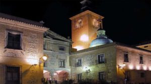 Vista nocturna de la iglesia de San Ginés.