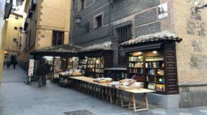 En el estrecho pasadizo de San Ginés, en su esquina con la calle del Arenal y pared con pared con la iglesia de San Ginés, se encuentra el establecimiento más antiguo del pasaje, la Librería San Ginés.