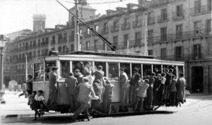 Antes por la plaza Mayor circulaba tráfico (a principios del siglo XX hasta tranvias), tráfico que circundaba la plaza (si lo sabré yo que me sacaron debajo de un taxi 1400B). En la imagen se muestra el tranvía que hacía el recorrido de Plaza Mayor - Puerta del Ángel en los años 50. Como se ve la ocupación estaba en lo normal. Los niños viajaban atrás y no pagaban billete.