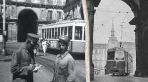 A la derecha de la imagen vemos al conductor y al cobrador de un tranvía, cuando estos circulaban por la plaza Mayor, en un descanso. A la derecha el tranvia que hacía el recorrido hasta la Puerta del Ángel, saliendo por la calle Toledo, por el arco de Cofreros (ya en los años 60).