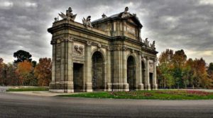 Muchos pinturas representan la Puerta de Alcalá y, este es uno de ellos.