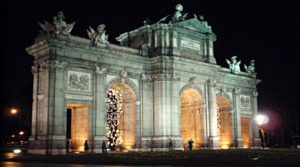 La Puerta de Alcalá decorada con motivos navideñños.