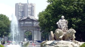 En la imagen se observa como la Torre de Valencia está presente en la perspectiva que se tiene de la puerta de Alcalá desde la plaza de Cibeles.