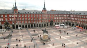 En esta fotografía de la plaza Mayor vemos, en el centro, la Casa de la Carniceria y, a su derecha el Arco de Cofreros (donde comienza la calle de Toledo). Junto en la esquina derecha se encuentra el Arco de Cuchilleros (no es visible al estar bajo los soportales).