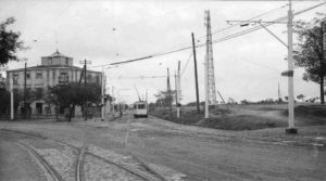 En la fotografia el Hotel del Negro en los años 1920's. Estaba situado donde ahora se encuentra la rotonda de la plaza de Castilla. El tranvía va por el antiguo camino a Chamartín de la Rosa y a la izquierda el camino a Fuencarral (carretera de Burgos).