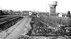 La fotografía muestra el Hotel del Negro (señalado por la flecha) junto al depósito del Canal de Isabel II, y que fue derribado para acometer las obras de ampliación del paseo de la Castellana.