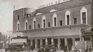 Fotografía de 1944 (aproximadamente) del mercado de Maravillas, uno de los primeos mercados cubiertos de la ciudad, con diseño de 1933 de Pedro Muguruza.