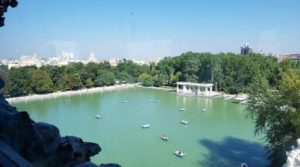 Vista de Estanque y su Embarcadero desde el mirador ubicado bajo la estatua ecuestre del monumento a Alfonso XII.