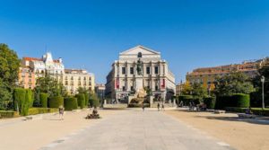 La plaza de Oriente con en Teatro Real al fondo.