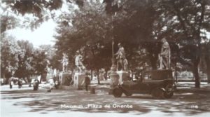 En la imagen vemos la plaza de Oriente, vemos la plaza de Oriente separada, cuando había circulación a su alrededor, rodeada por las estatuas de los reyes gordos.