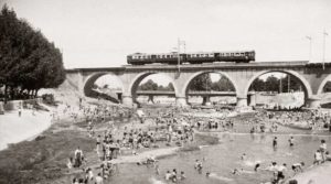 El Puente de los Franceses atravesado por un tren de cercanías proveniente de San Lorenzo de El Escorial.