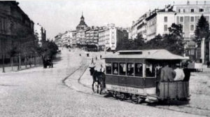 En la imagen un tranvía tirado por caballerías, de la primera línea de Madrid, en la plaza de Cibeles con dirección a la Puerta del Sol (aún no existía la Gran Vía).