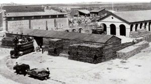 Cocheras del tranvía en construcción (1870). Se encontraban situadas en la actual confluencia de las calles de Serrano y Maldonado, en lo que entonces era el límite de Madrid, donde se encuentra actualmente la parroquia de San Francisco de Borja.